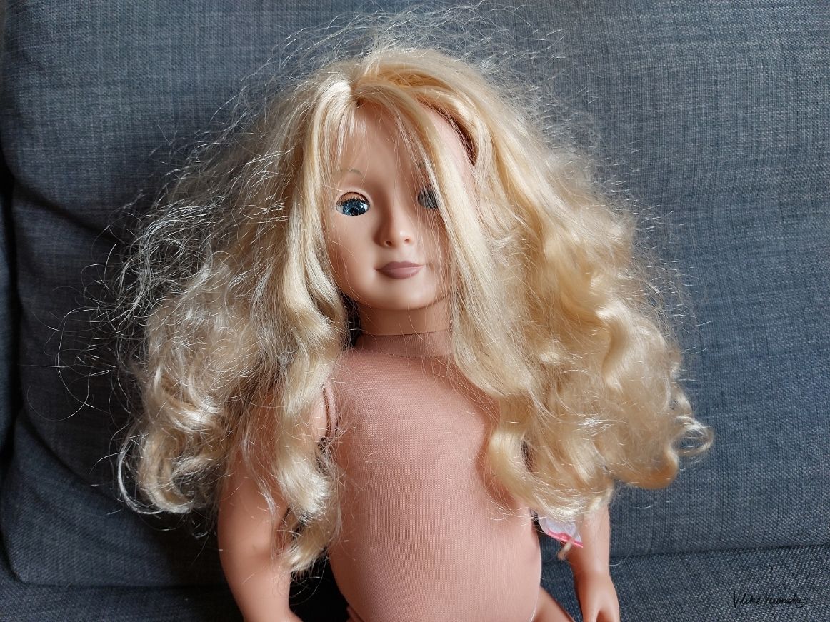 Eine zerzauste Puppe bekommst du am ehesten wieder mit Conditioner hin.