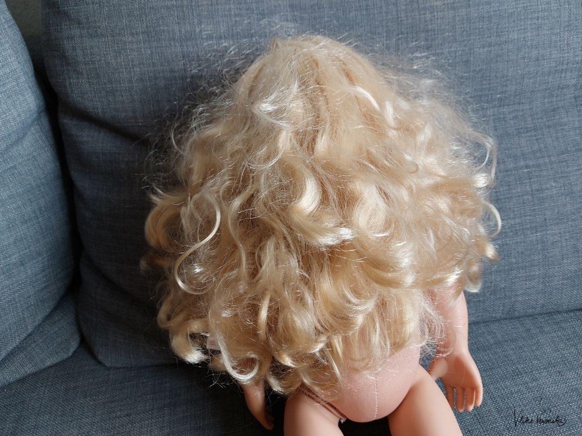 Diese Our Generation Puppe muss dringend die Haare gewaschen bekommen.