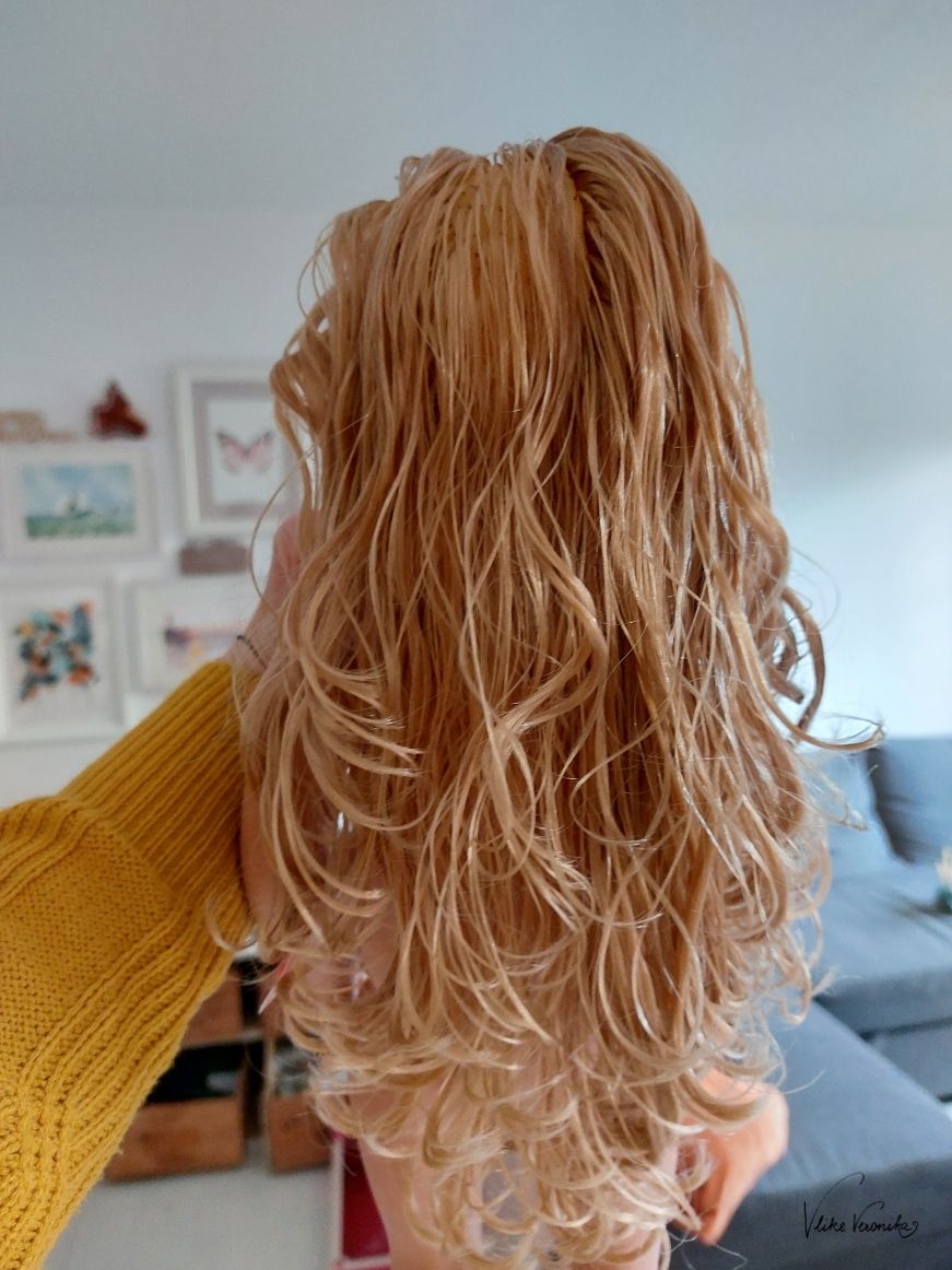 Puppenhaare waschen, so geht's: Haare sanft mit Conditioner einbalsamieren und durchkämmen.
