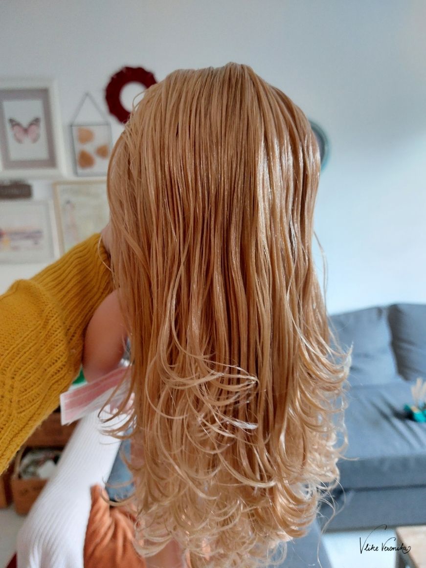 Puppenhaare waschen, so geht's: Haare sanft mit Conditioner einbalsamieren und durchkämmen.