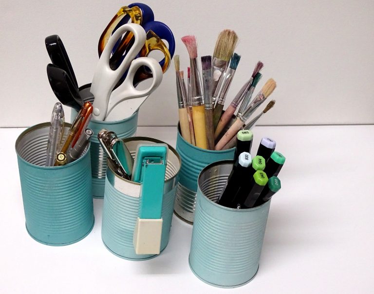 Stifthalter aus Dosen mit Kreidefarbe aus der Lackspraydose.