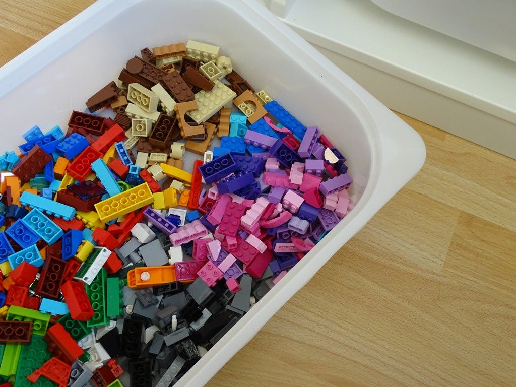 IKEA-Hack für Trofast - mit Arbeitsplatte zum Spielen und Lego-Aufbauen