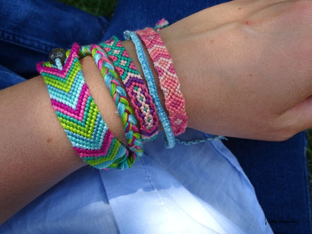 Bei VlikeVeronika findest Du tolle, großteils kostenlose Anleitungen um Freundschaftsbänder zu knüpfen.