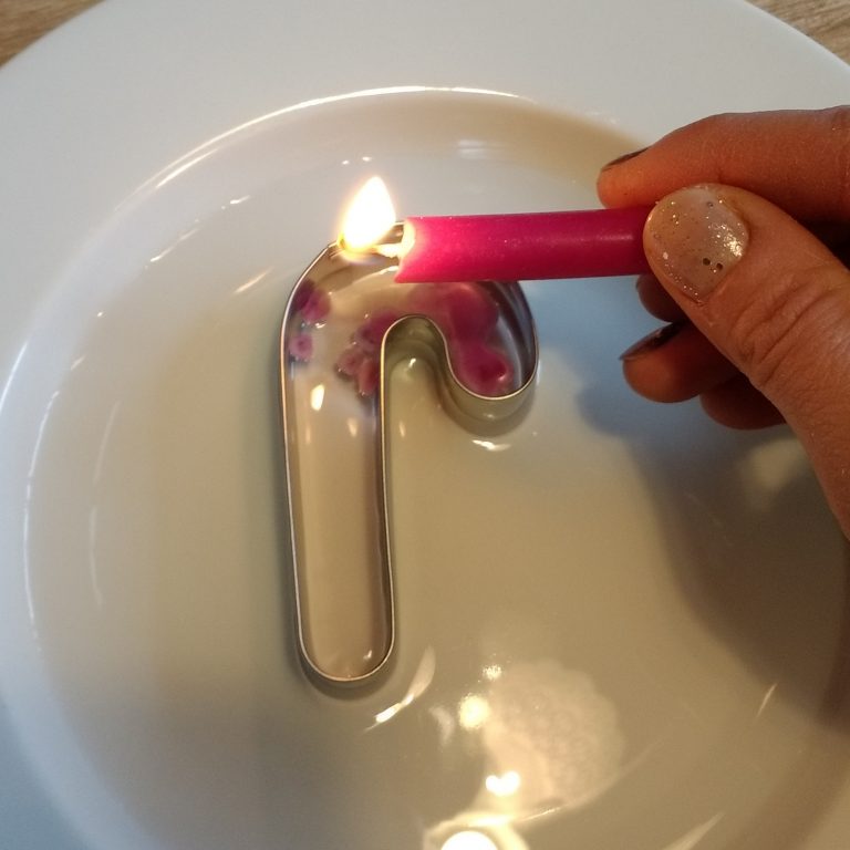 Upcycling Idee für Kerzenreste zum Basteln mit Kindern.
