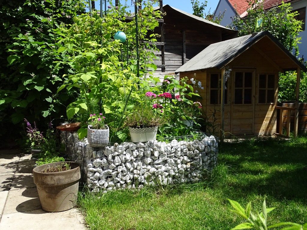 Ein aufgeräumter Garten: mit einer Gabione als Beetbegrenzung ganz einfach