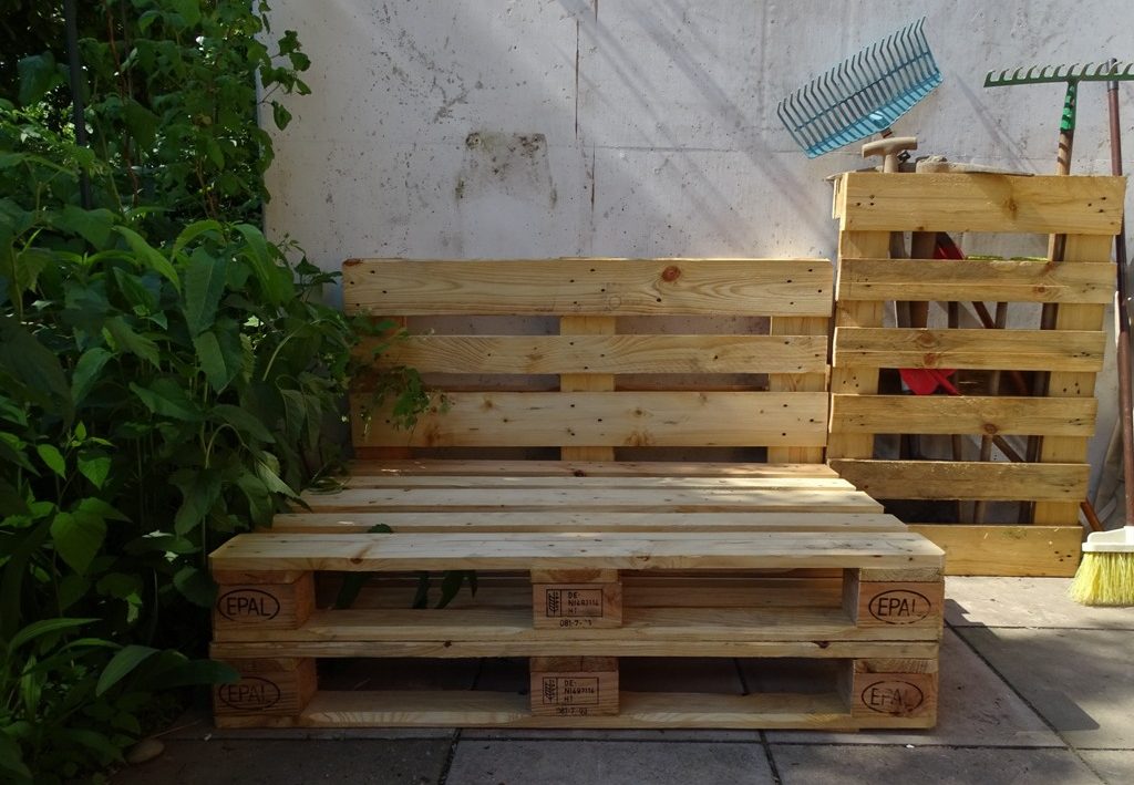 Palettensofa für den Garten - Die Bauanleitung und Tipps gib es bei DIY-Bloggerin Veronika von VlikeVeronika