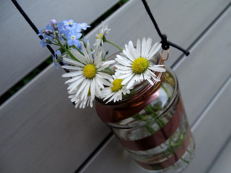 DIY-Idee mit Hippgläsern: Windlicht aus Altglas