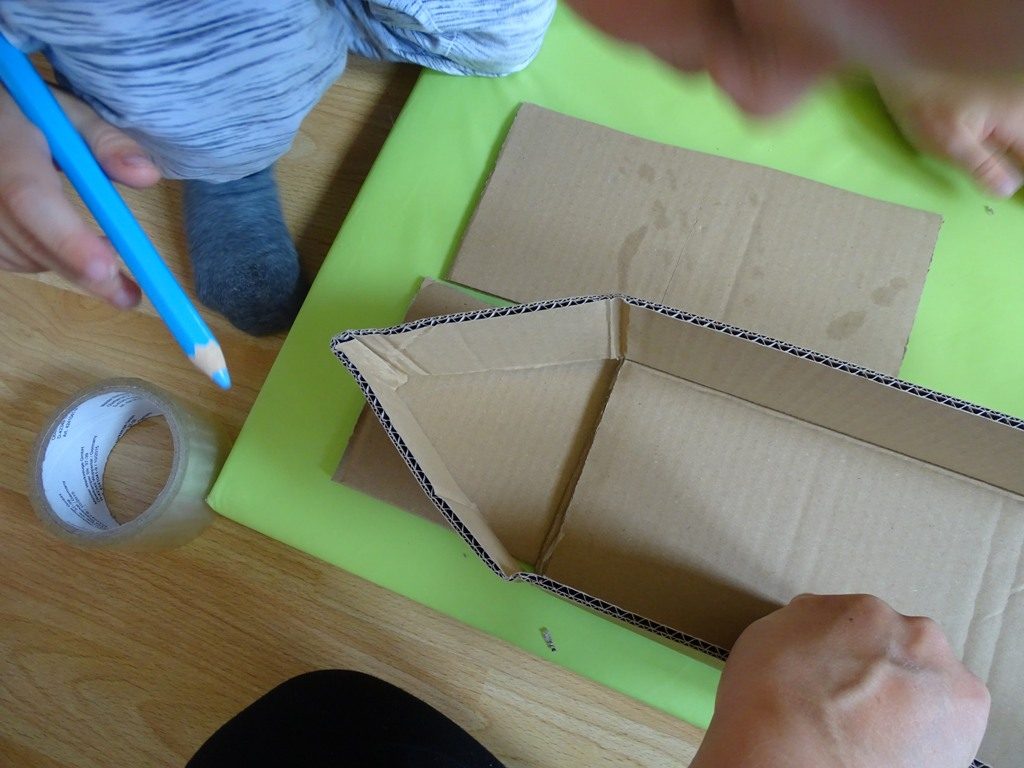 Bastelanleitung für ein Schiff aus Pappe zum Spielen für Kinder.