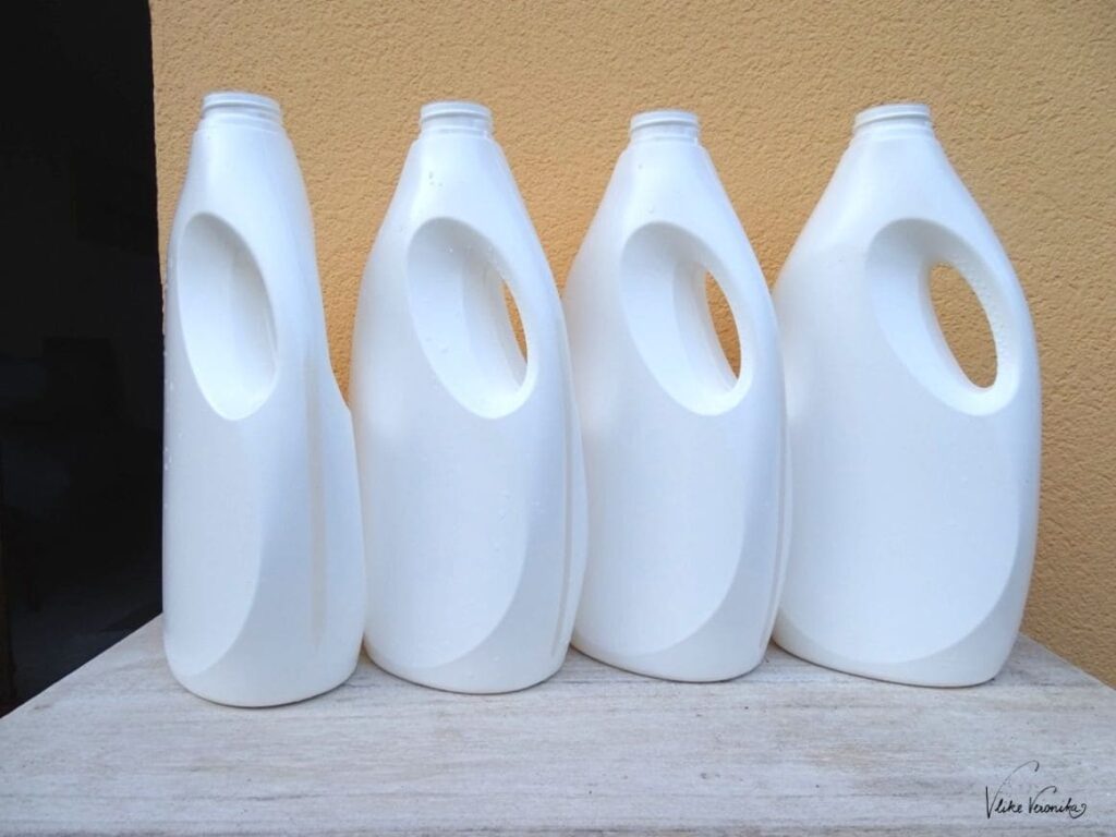 Mit weißen Waschmittelflaschen von Ariel und Dixan lassen sich tolle Waschmittelflaschen-Upcycling-Projekte umsetzen.