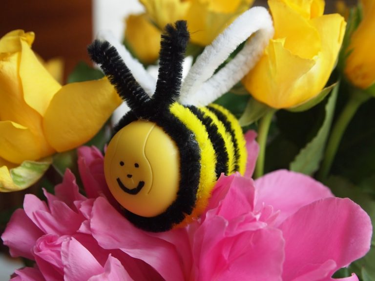 Überraschungsei Bastelideen: Biene Upcycling