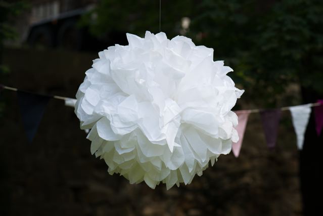 Bastle Hochzeitsdeko aus Papier, indem Du Bommel aus Seidenpapier machst.