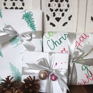 Wenn Du Geschenkpapier selber machen willst, hast Du eine günstige Geschenkverpackung für Weihnachten.