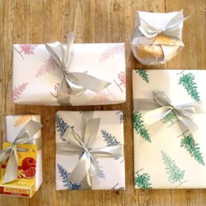 Gestalte Dein Geschenkpapier in unterschiedlichen Farben, sodass die Pakete zusammenpassen.
