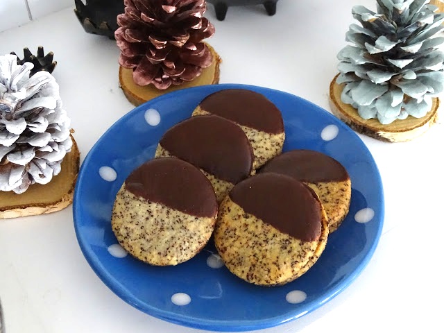 Glutenfreie Weihnachtskekse mit Mohn, Mandeln, Haselnüssen und Brombeermarmelade.