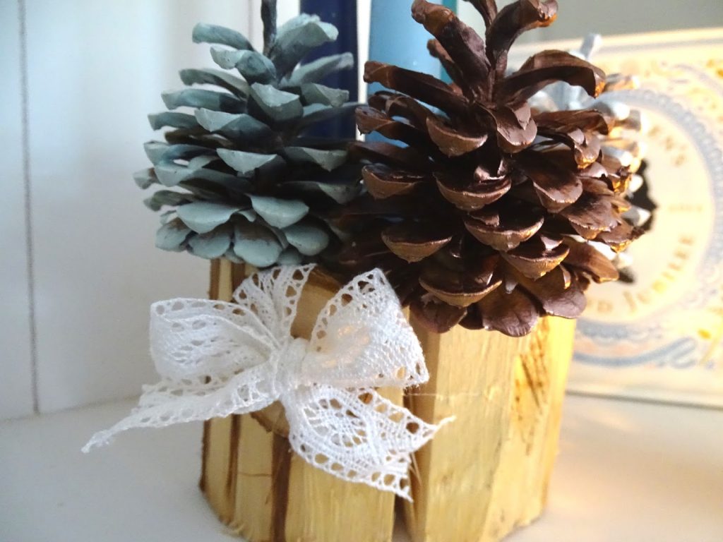 So einfach machst Du Dir ein Upcycling Weihnachtsgesteck aus Holz, Kerzenresten und Bockerln.