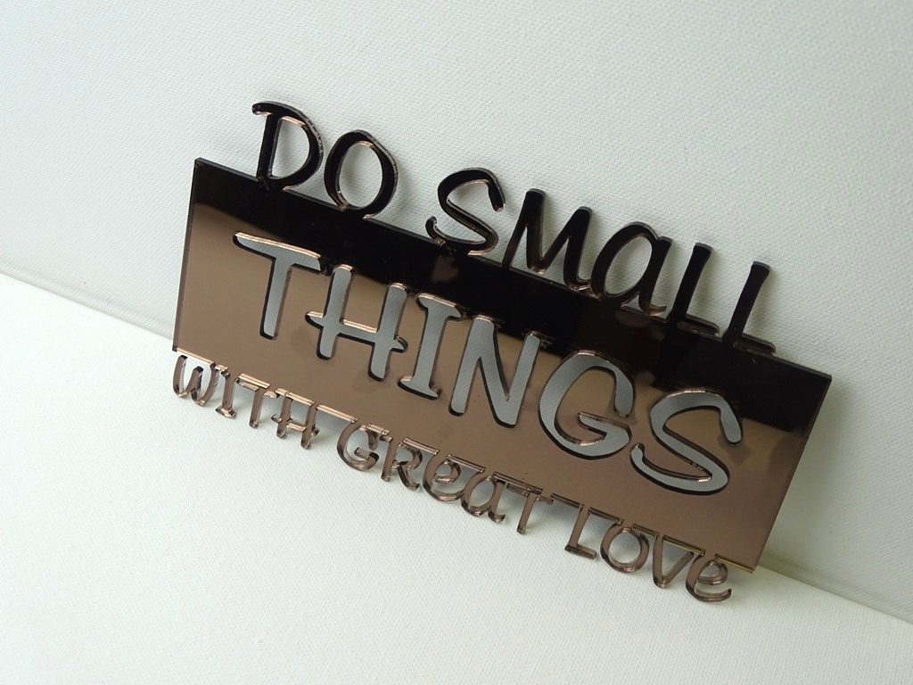 Do small things with great love Wandbild aus Acrylglas.