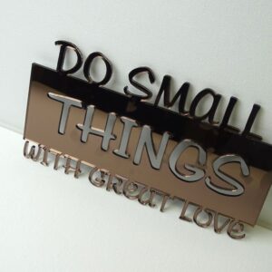 Do small things with great love Wandbild aus Acrylglas.