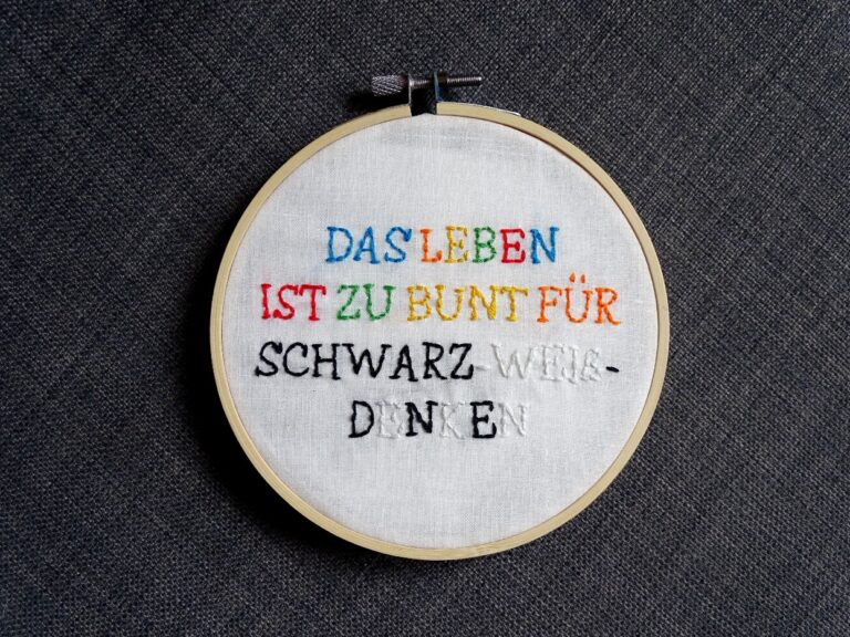 Lerne, Schriftzüge sticken mit den Schablonen von DIY-Bloggerin VlikeVeronika.