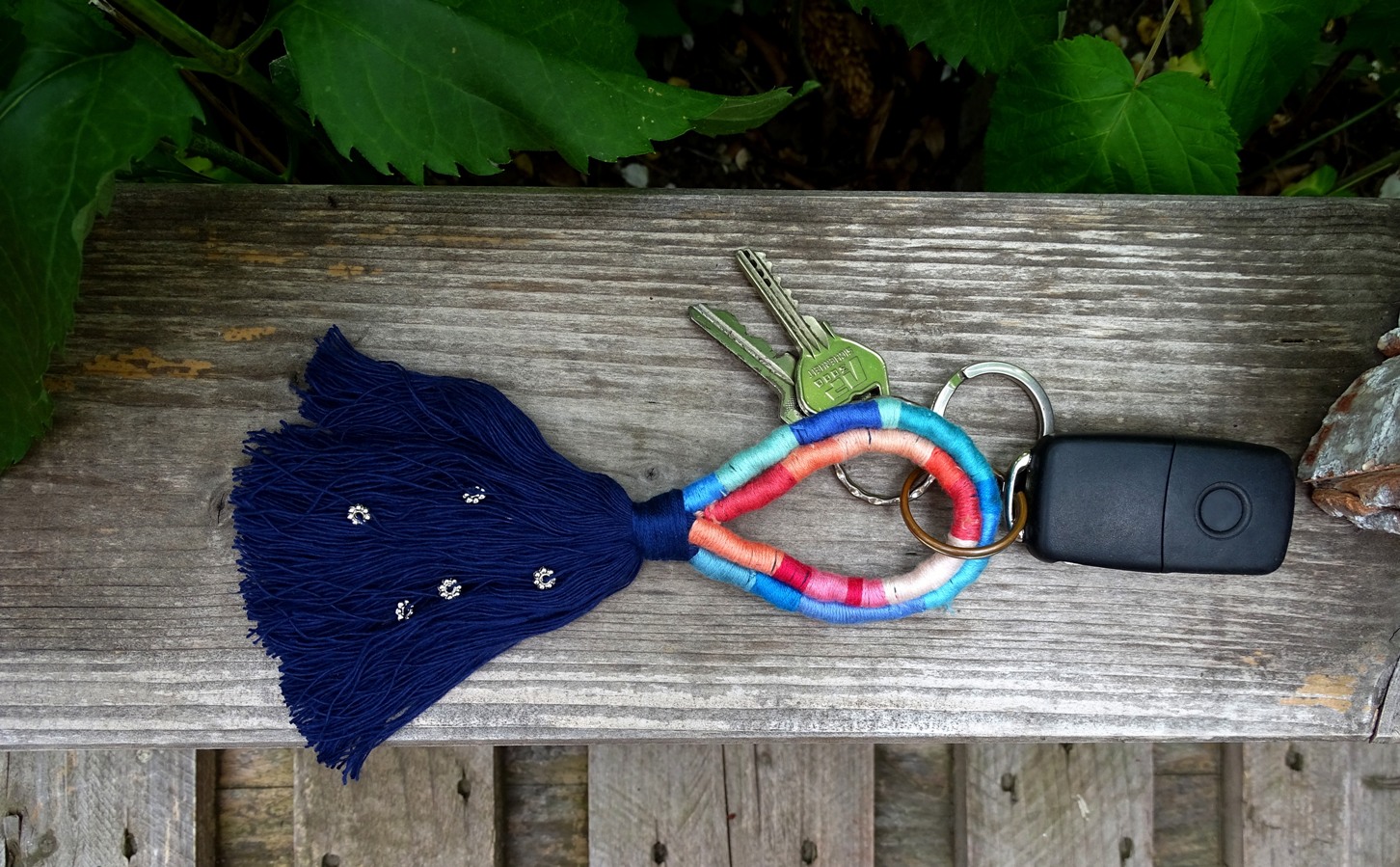 Mache einen Schlüsselanhänger im Boho-Style mit Garn und Kordel