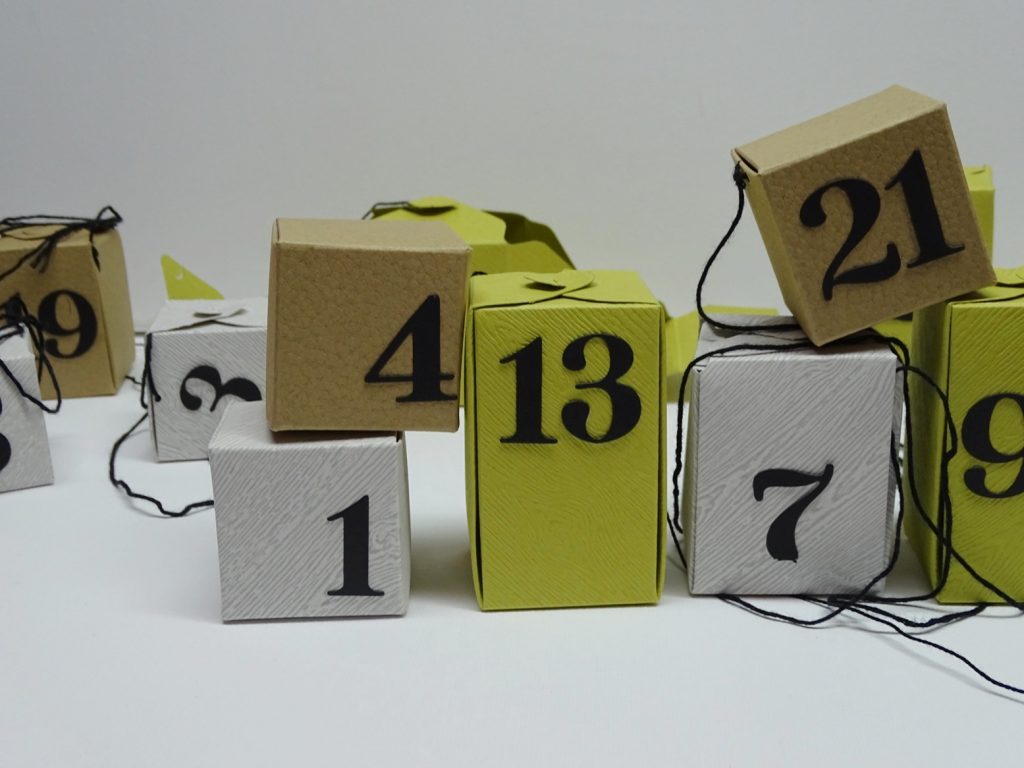 Die 24 Adventskalenderboxen sind eine schöne Bastelidee für einen kreativen Adventskalender für Kinder und Erwachsene.