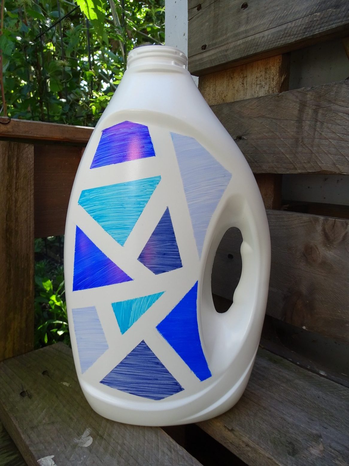 Waschmittelflasche bemalen mit Sharpies: geometrisches Muster