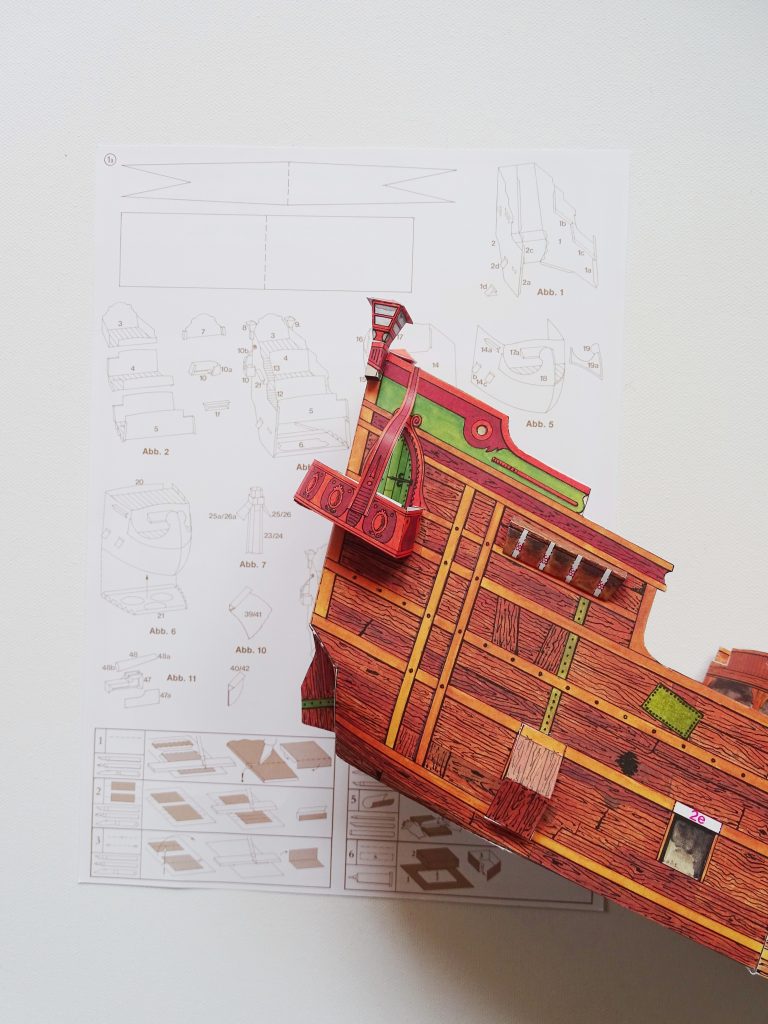 Wer ein Piratenschiff aus Papier basteln möchte, kann mit einem Bastelbogen maßstabgetreue Schiffe bauen.