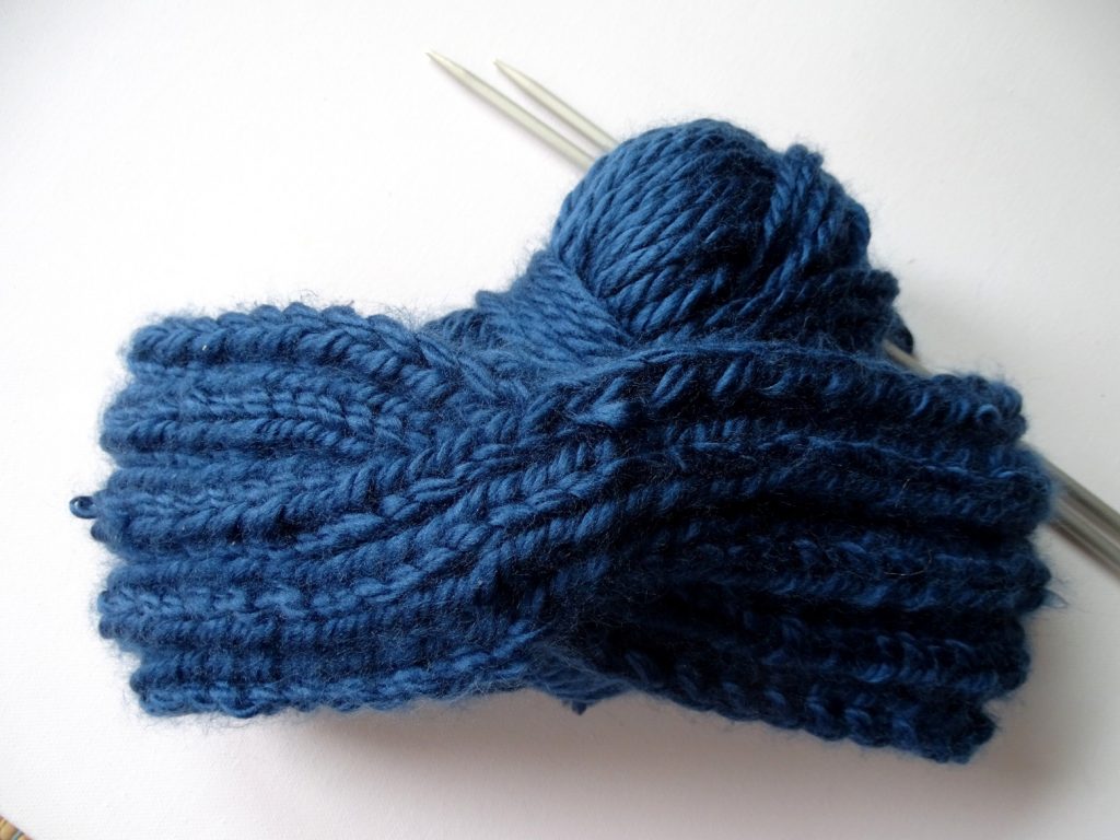 Stricke ein Stirnband mit Twist nach der kostenlosen Strickanleitung von VlikeVeronika.