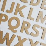 Buchstaben aus Karton basteln - ein Upcycling-DIY-Projekt aus Verpackungsmaterial