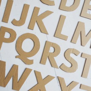 Buchstaben aus Karton basteln - ein Upcycling-DIY-Projekt aus Verpackungsmaterial