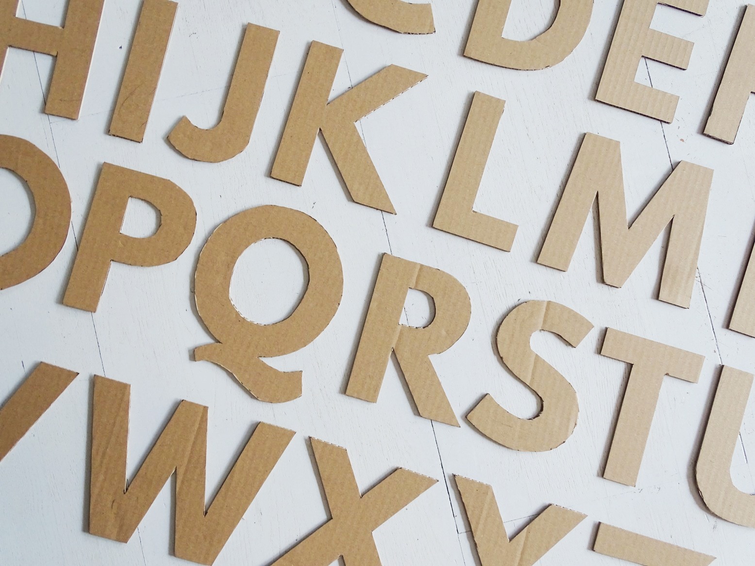 Buchstaben aus Karton basteln - ein Upcycling-DIY-Projekt aus Verpackungsmaterial