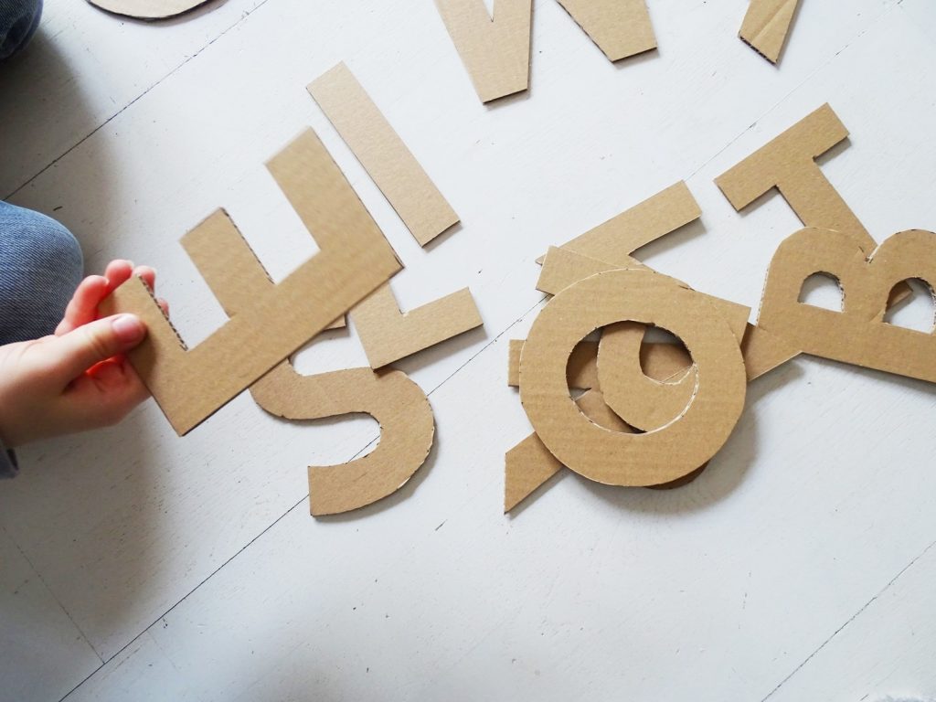 Spielerisch lernen mit Buchstaben aus Karton
