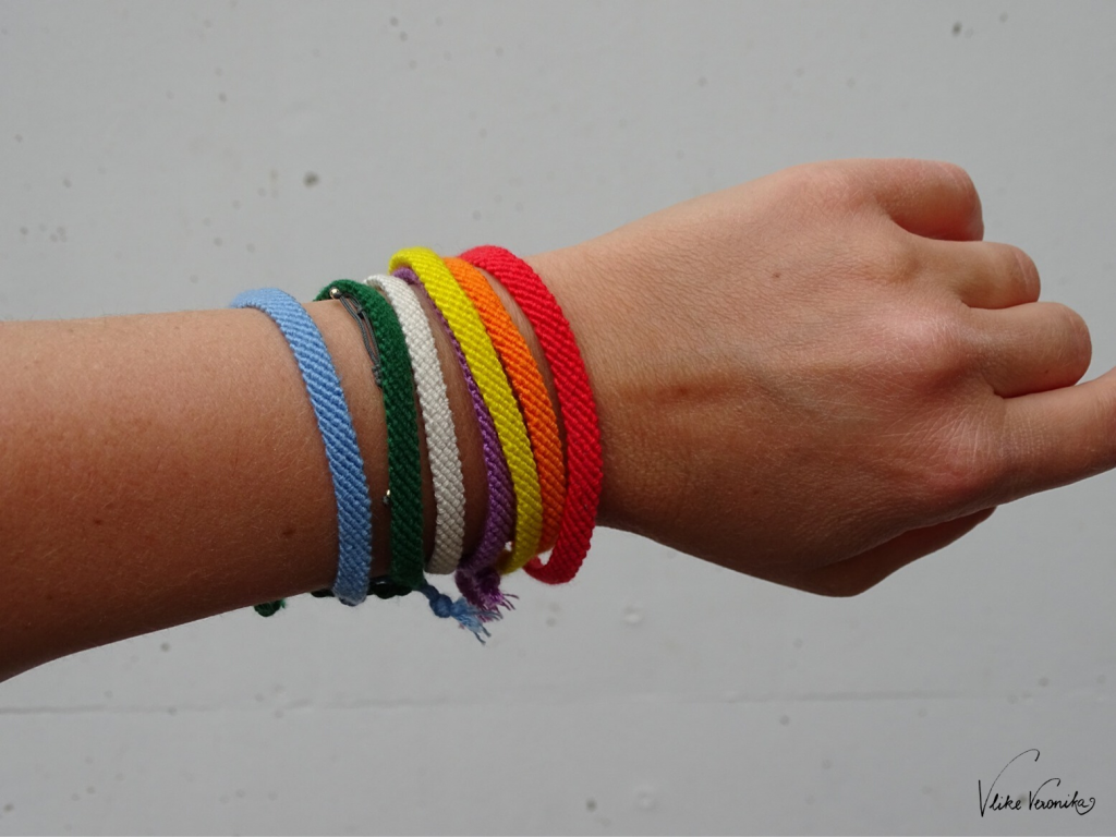 DIY-Ideen mit Regenbogen: Freundschaftsbänder in Regenbogenfarben selber knüpfen