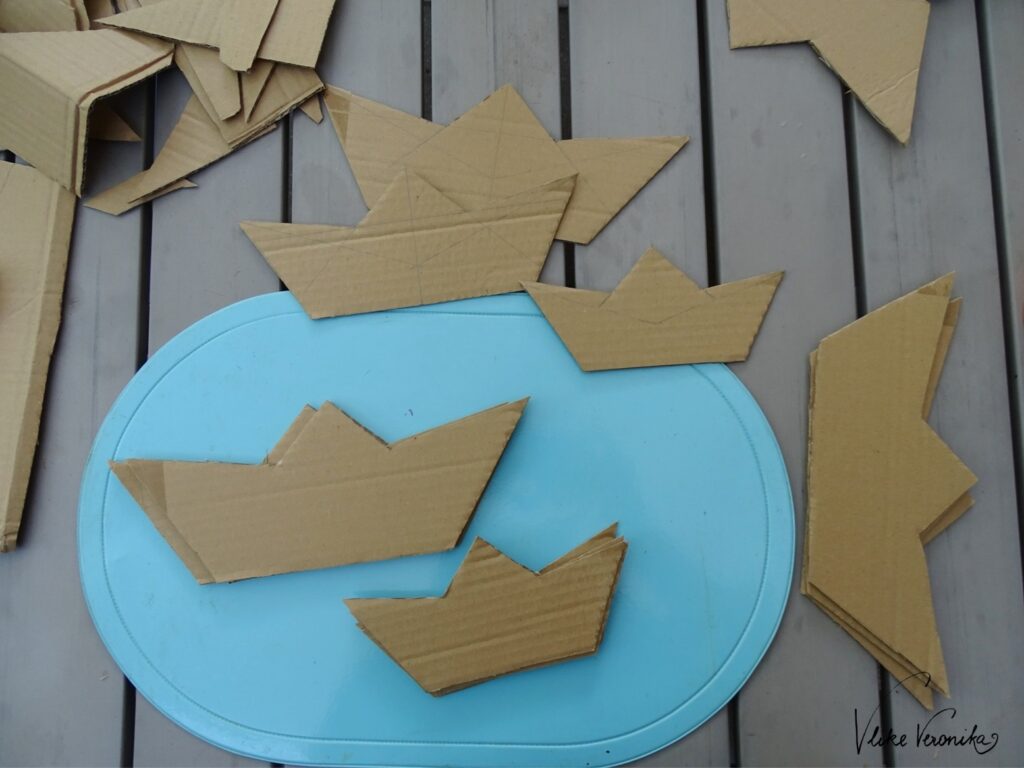 Zeichne Dir die Origami-Schiffe auf einen Karton auf und benutze ihn als Vorlage.
