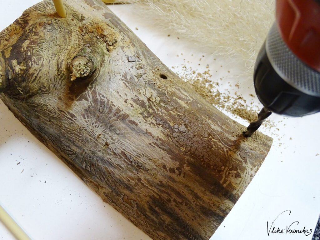 Basteln mit Holz: als Sockel für Deine Tischdeko eignen sich Holzscheite aus dem Garten