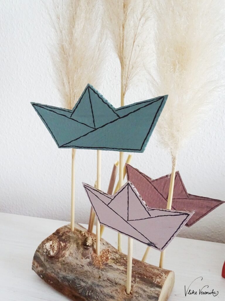 Origami-Schiffe aus Karton kannst Du einfach mit Kindern selber basteln