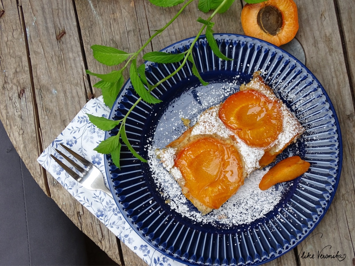 Saftiger, einfacher Marillenkuchen mit Nüssen schmeckt fantastisch