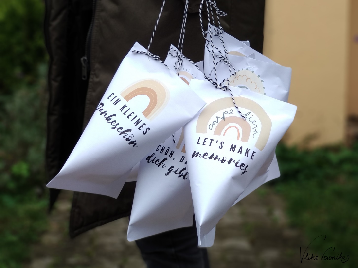 Goodie Bags kannst Du selbst basteln: Hier gibt es die Anleitung für dreieckige Geschenktüten aus Papier