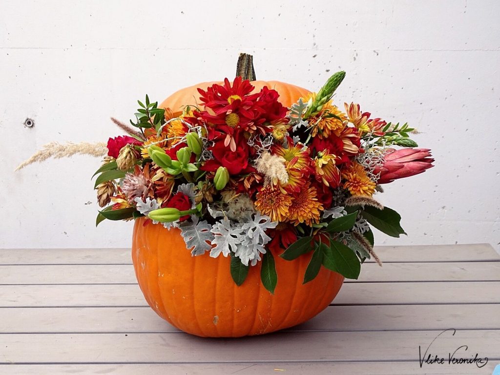 Pumpkin Art: Kürbis mit Blumen zu dekorieren liegt nicht nur total im Trend, sondern ist auch eine tolle Herbstdeko, die nichts mit Halloween zu tun hat.