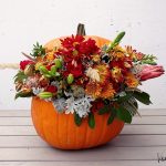 Pumpkin Art: Kürbis mit Blumen zu dekorieren liegt nicht nur total im Trend, sondern ist auch eine tolle Herbstdeko, die nichts mit Halloween zu tun hat.