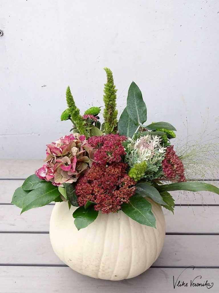 Zum Erntedank passt Deko mit Kürbis und Blumen hervorragend dazu