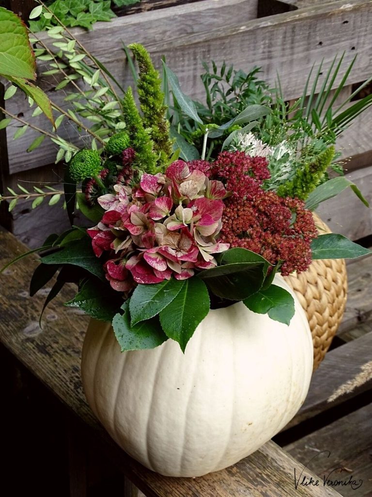 Kürbis mit Blumen dekorieren: Die Vase ist am Herbsttisch schön anzushen