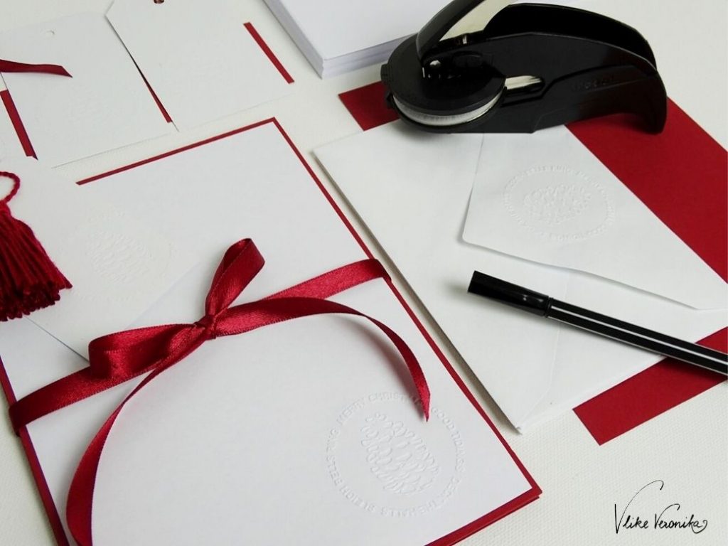 Gestalte Dein eigenes Briefpapier mit einem Prägesiegel selber.