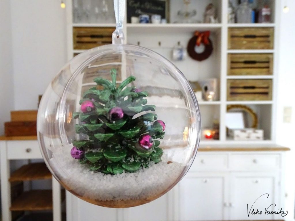 Zwei Bastelideen mit Kiefernzapfen und anderen Bockerln zum Basteln mit Kindern im Advent findest Du am DIY-Blog VlikeVeronika.