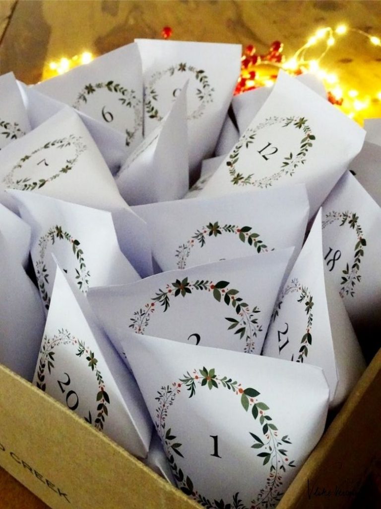 Hier findest Du 24 liebevoll gestaltete Adventskalendertüten aus Papier zum Drucken und Basteln.