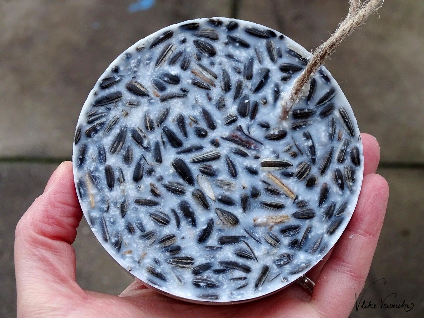 Vogelfutter selber machen geht wirklich einfach: Gieße die Masse einfach in eine Silikonform