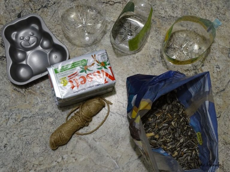 Vogelfutter mit Fett und Kernen kannst Du Dir ganz einfach selber machen.