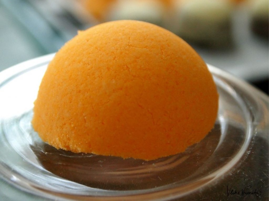 Orangene Bath Bombs zum Verschenken.