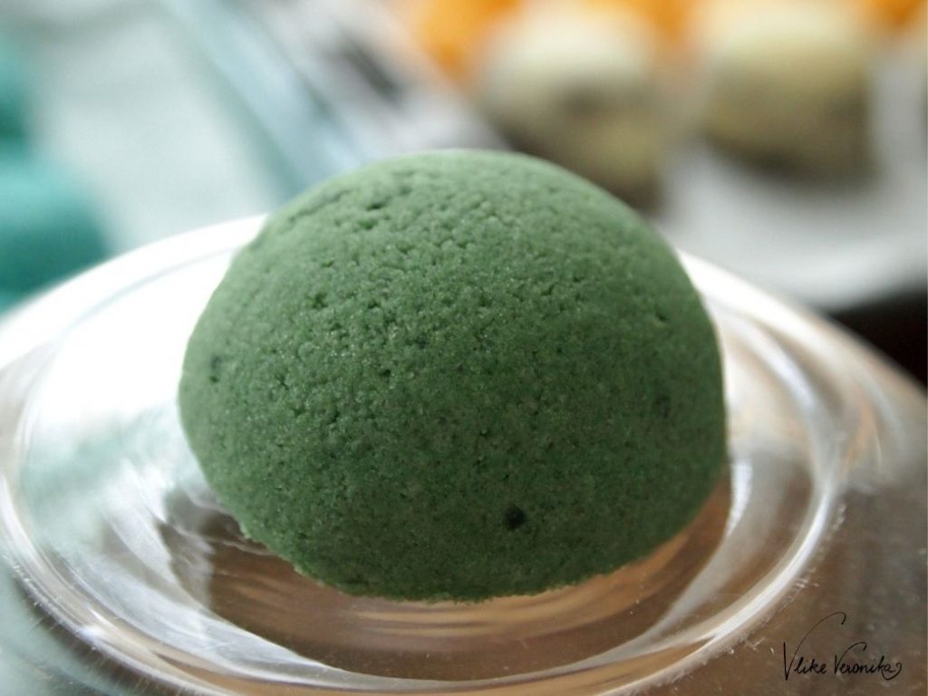 Grüne Badebomben, die aussehen wie Matcha Tee.