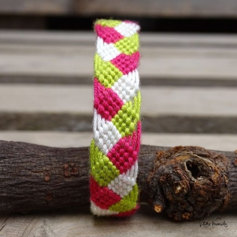 Die Vorderansicht des geknüpften Flechtmusters für Freundschaftsbänder.