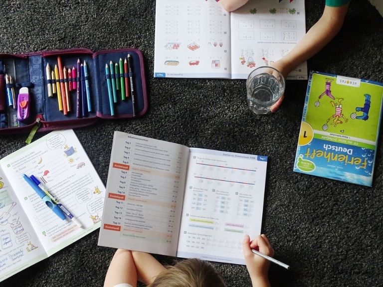 Die Ferienhefte von Veritas helfen Dir, den Stoff des letzten Schuljahres zu wiederholen.